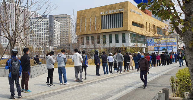  21대 총선 사전투표 마지막 날 경기도 하남 사전투표소 앞 시민 행렬