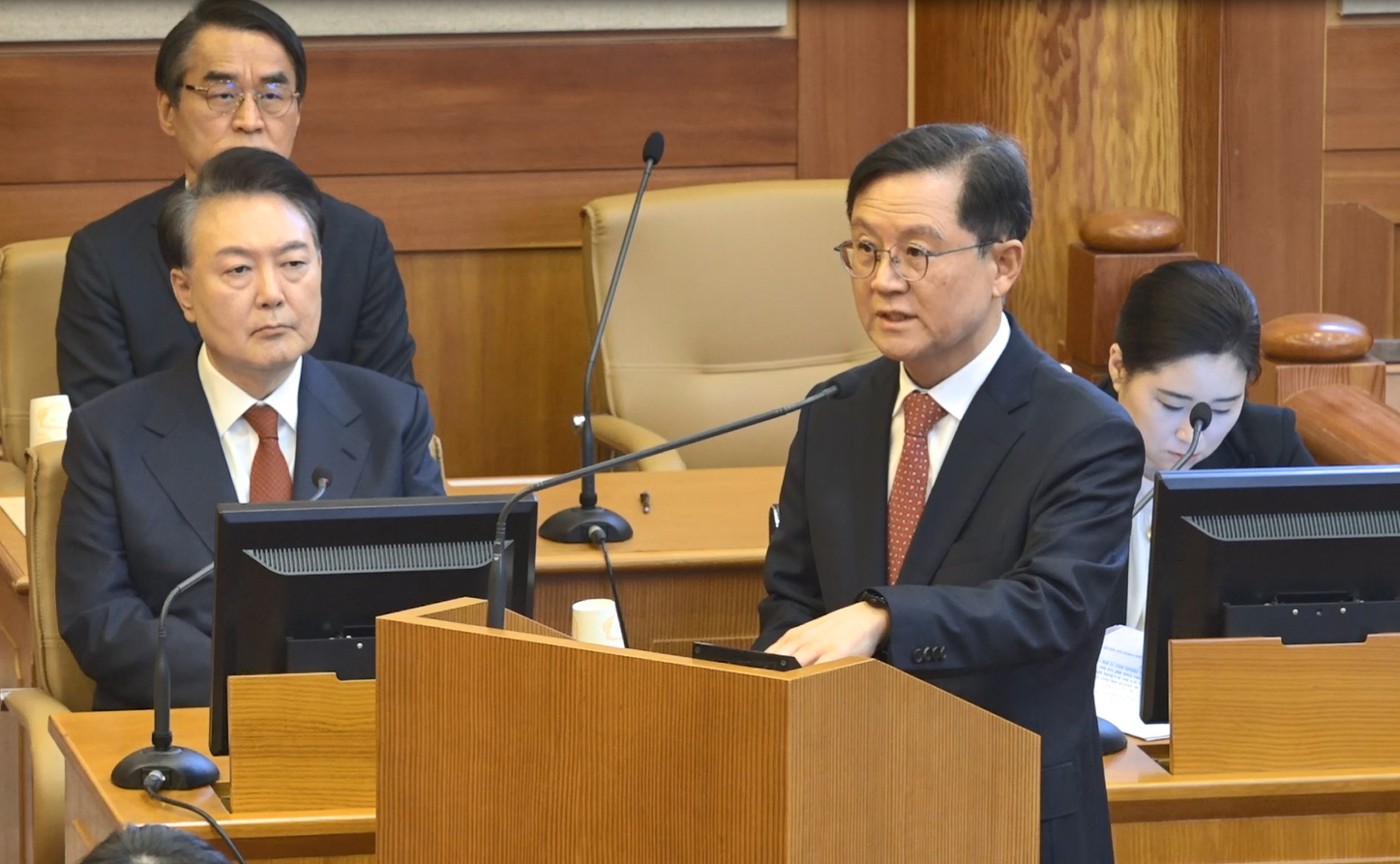 지난달 13일 열린 8차 변론기일에서 윤 대통령 측 대리인 윤갑근 변호사가 발언하는 모습.