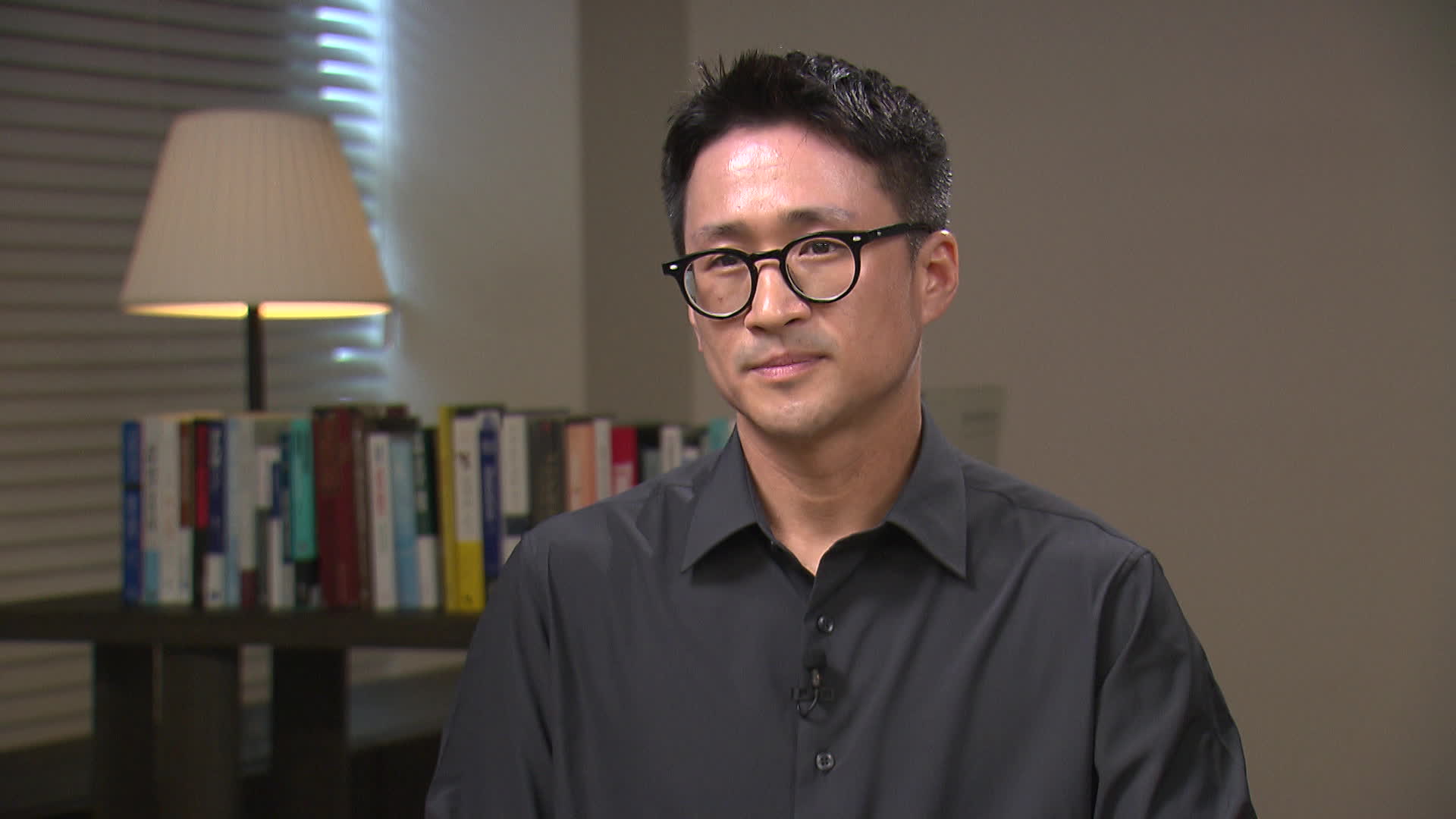 유상범 교사노조 교권국장이 KBS 취재진과 인터뷰하고 있다.