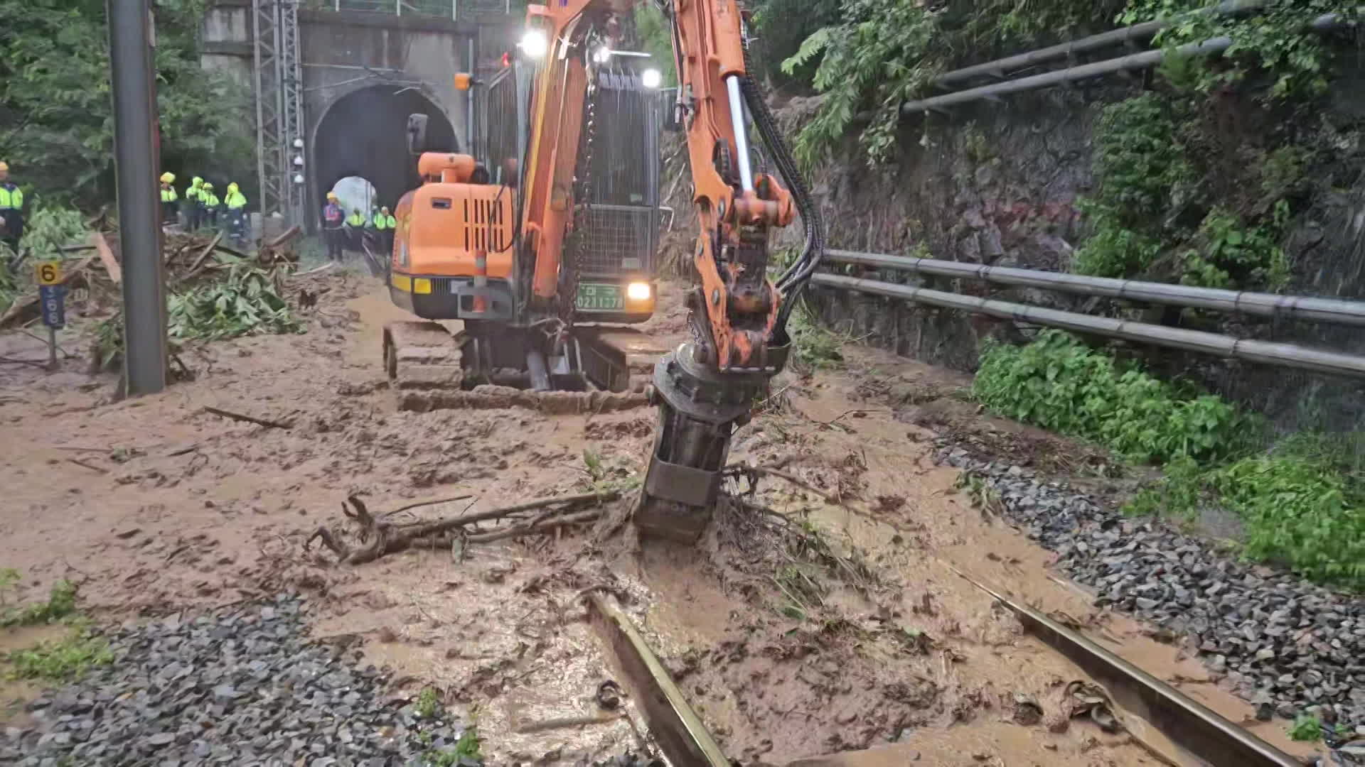 호남·경부선 등 열차 운행 통제 지속…항공편 결항·지연도 기사 이미지