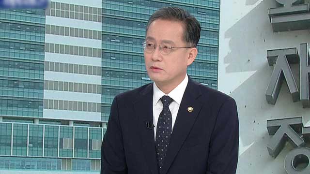 ‘증세’로 유턴한 이유, <br>기재부 1차관에게 듣는다