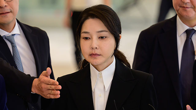 [단독] 김건희 여사 인척집의 ‘고가시계’…<br>구매자, 尹 대통령실 ‘로봇개’ 계약