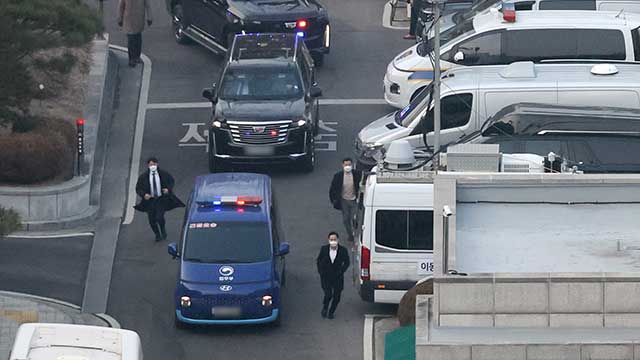 윤 대통령 ‘포토라인’ 안 서…호송차 타고 헌재 청사 지하로