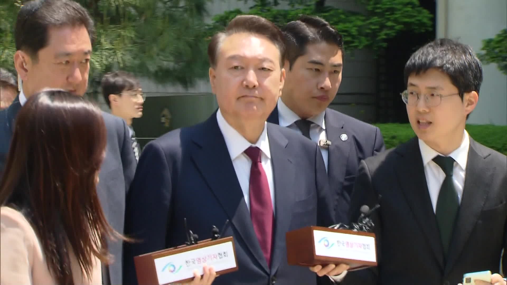 윤, ‘내란 혐의’ 재판 첫 공개 출석…계엄군 장교 “통화 내용 들었다”