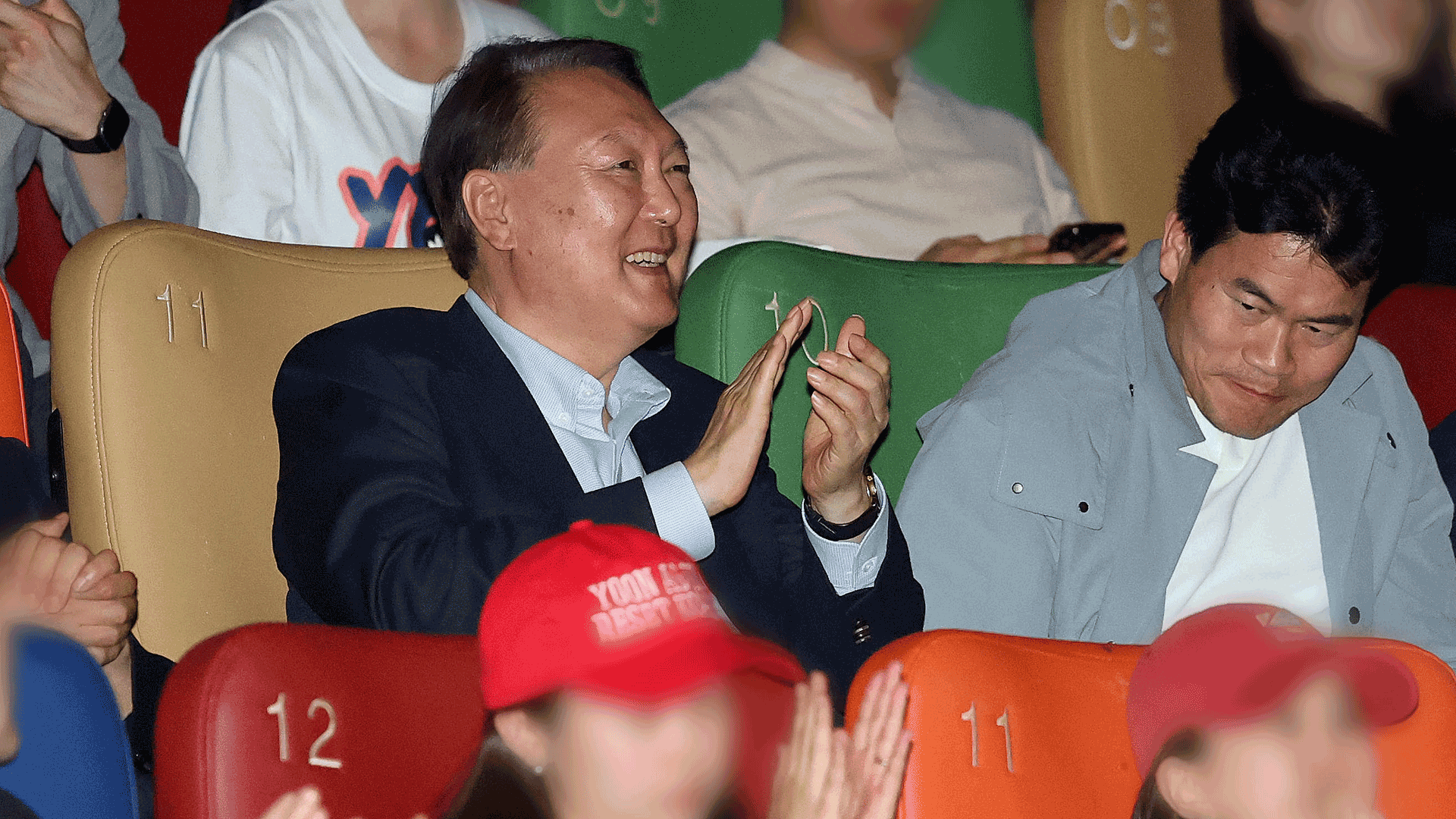 윤석열, ‘부정선거’ 다큐 관람…국힘서도 “자중해야” 비판 봇물