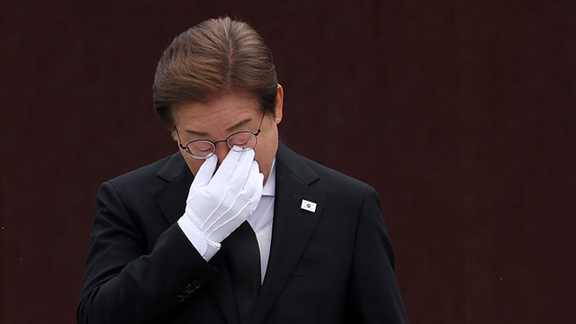 이재명, 노 전 대통령 추모하며 눈물…“사람사는 세상의 꿈 완성”