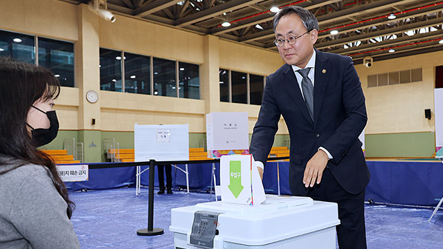 고기동 행안장관 대행, 세종시서 사전투표…“공정한 선거 최선”