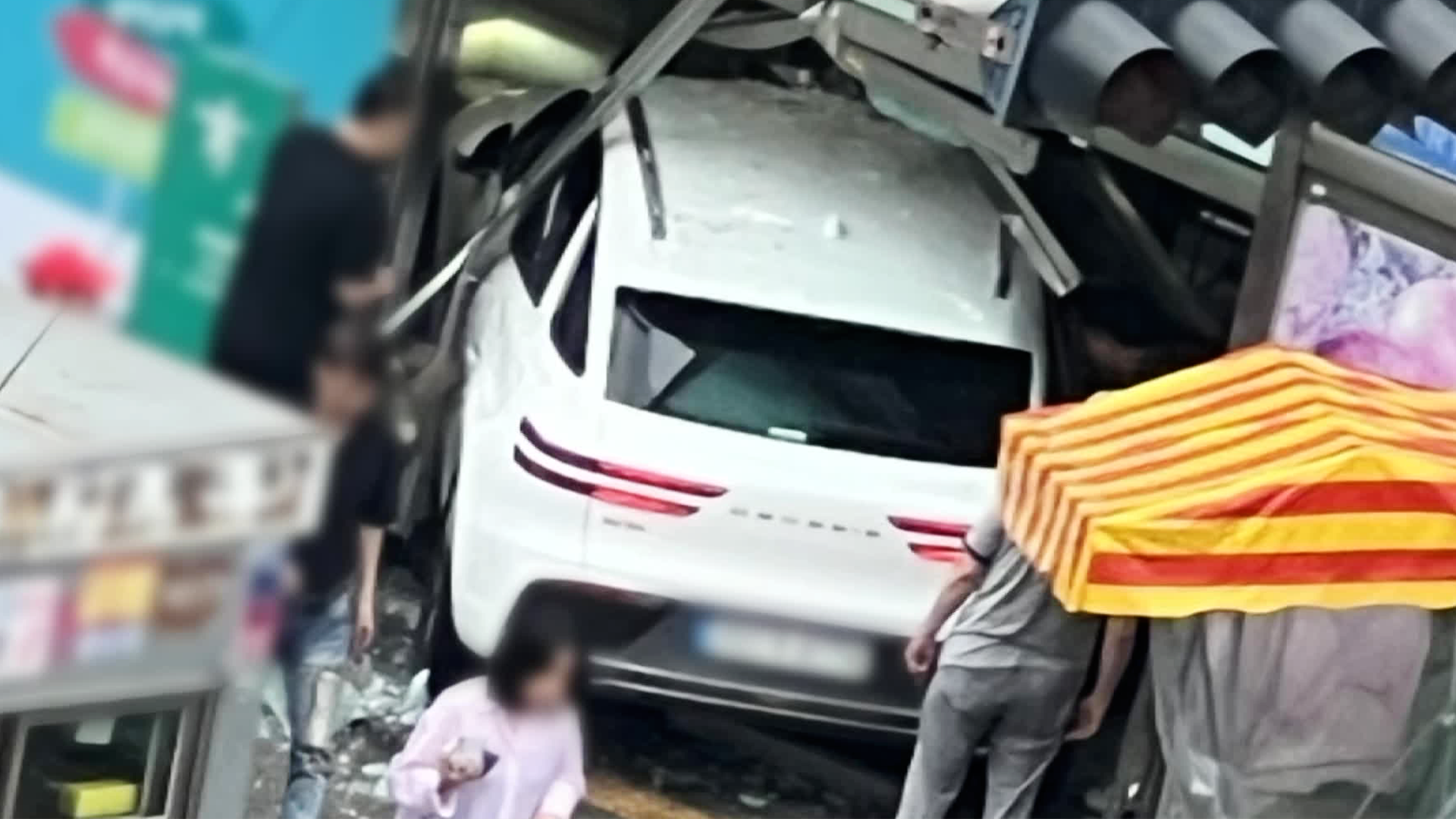 ‘무면허’ 차량 건물 돌진…오피스텔 정전 피해도