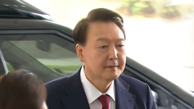 윤석열 전 대통령 특검 출석…말없이 1층 현관으로 들어가