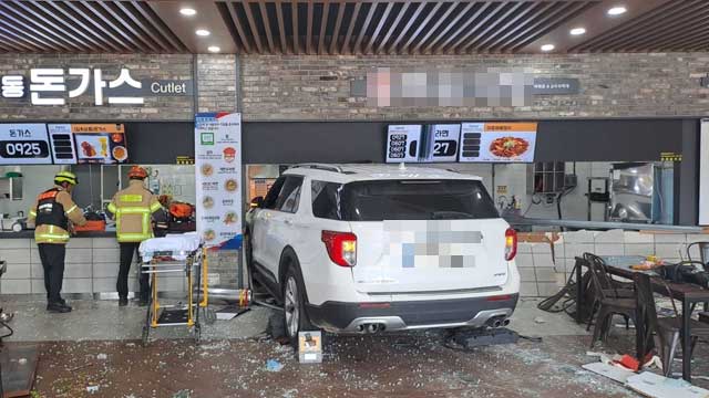 영동고속도로 강릉대관령휴게소에 차량 돌진해 10명 부상