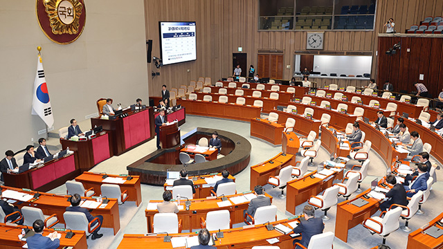 ‘31.8조 추경안’ 국회 예결위서 여당 주도 처리<br>…국민의힘은 퇴장