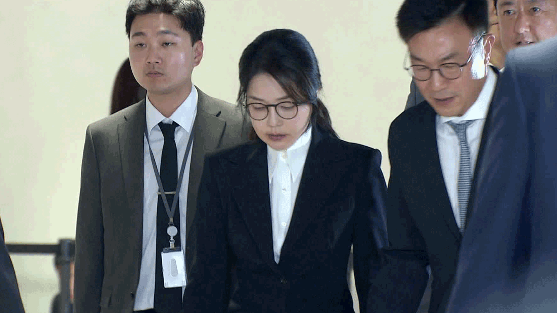 김건희 조사 하루 만에 ‘구속영장 청구’…“증거인멸 우려”