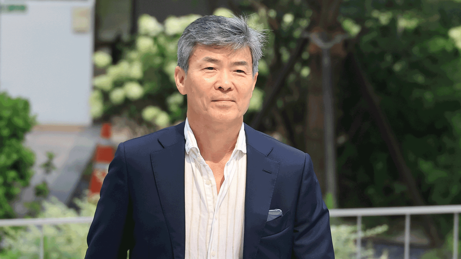 [단독] 특검, 김건희 최측근 ‘황금폰’ 확보…“한강공원서 부수고 수풀에 던져”