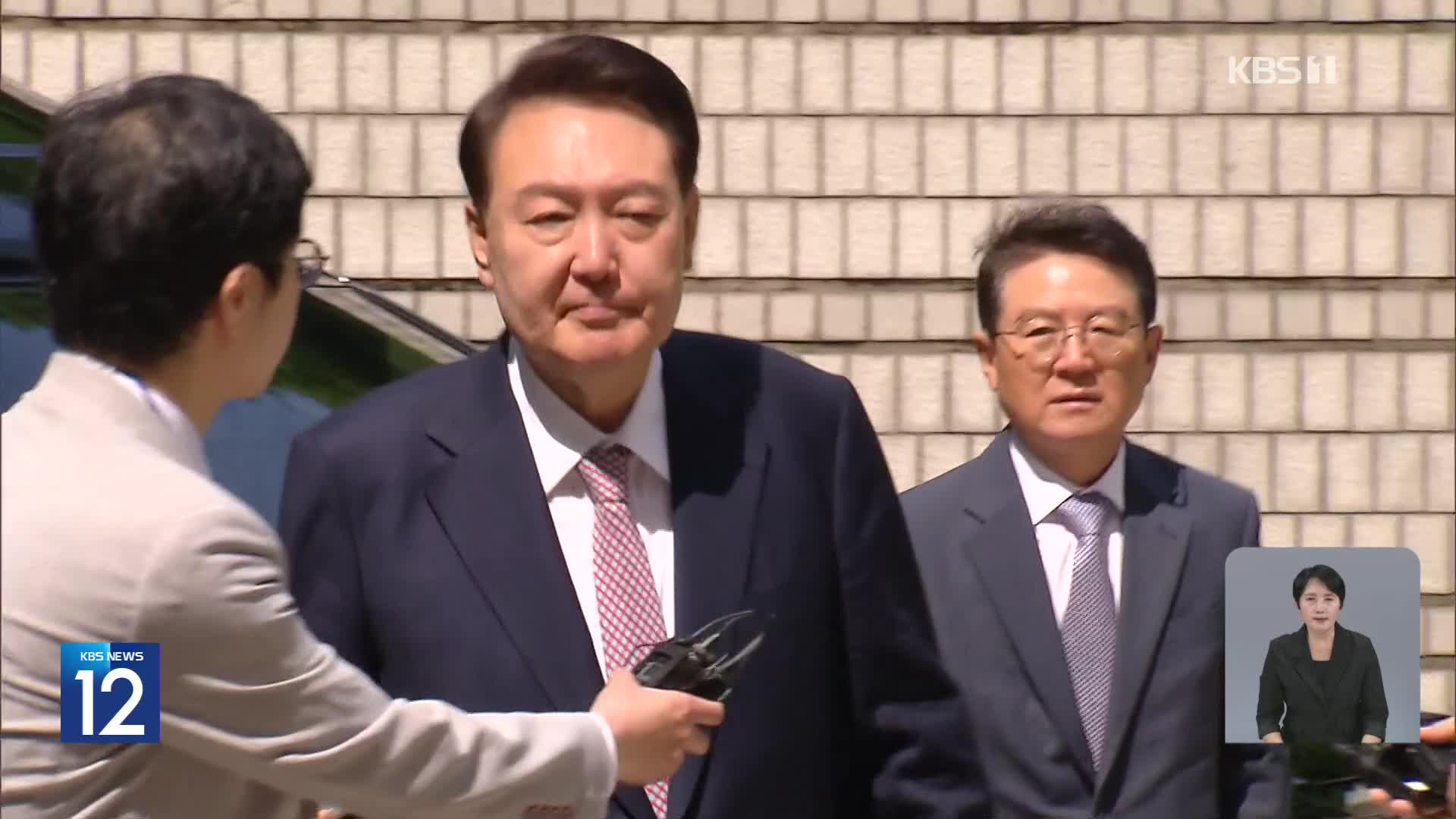대선 이후 첫 포토라인 지난 윤 전 대통령…말 없이 6차 ‘내란 재판’ 출석