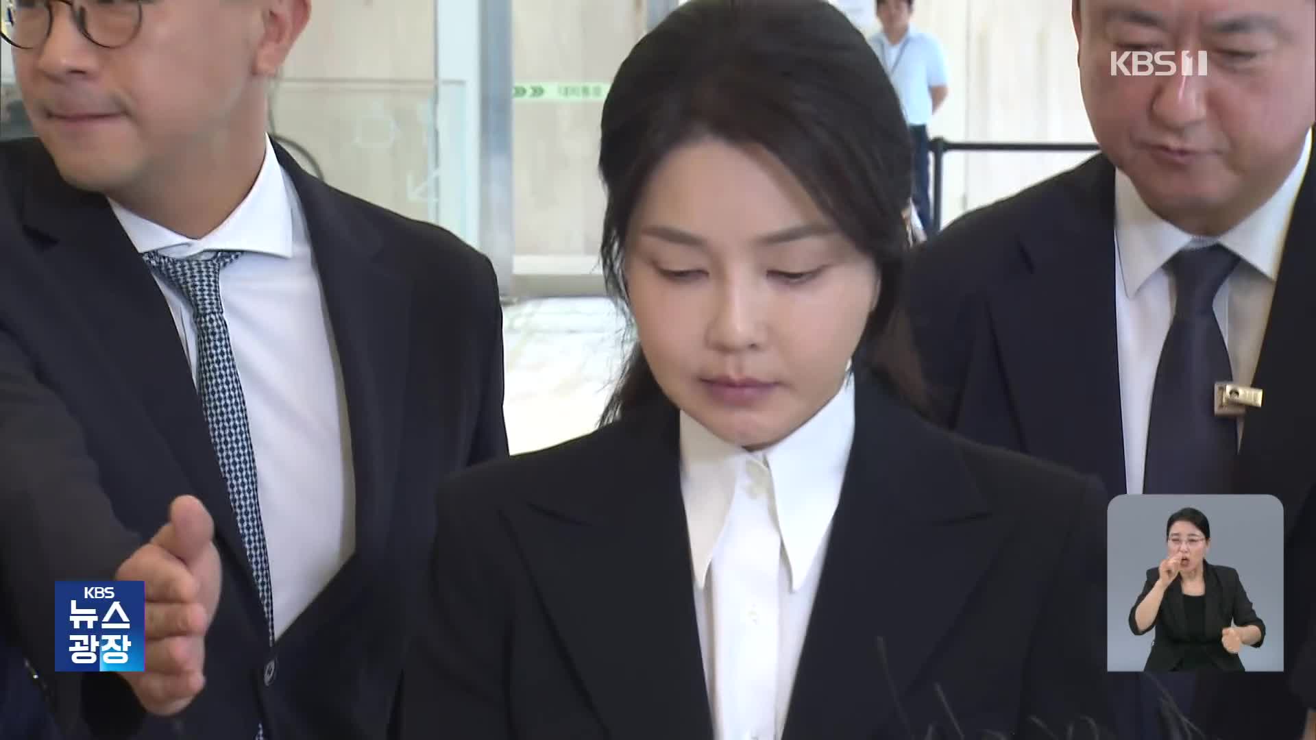 4시간 만에 끝난 구속후 첫조사…특검 “김건희 대부분 진술 거부”
